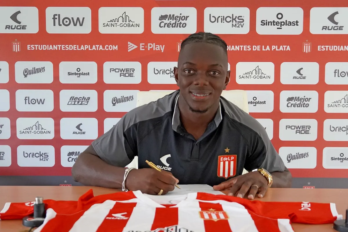 Edwuin Cetré firmando contrato con Estudiantes