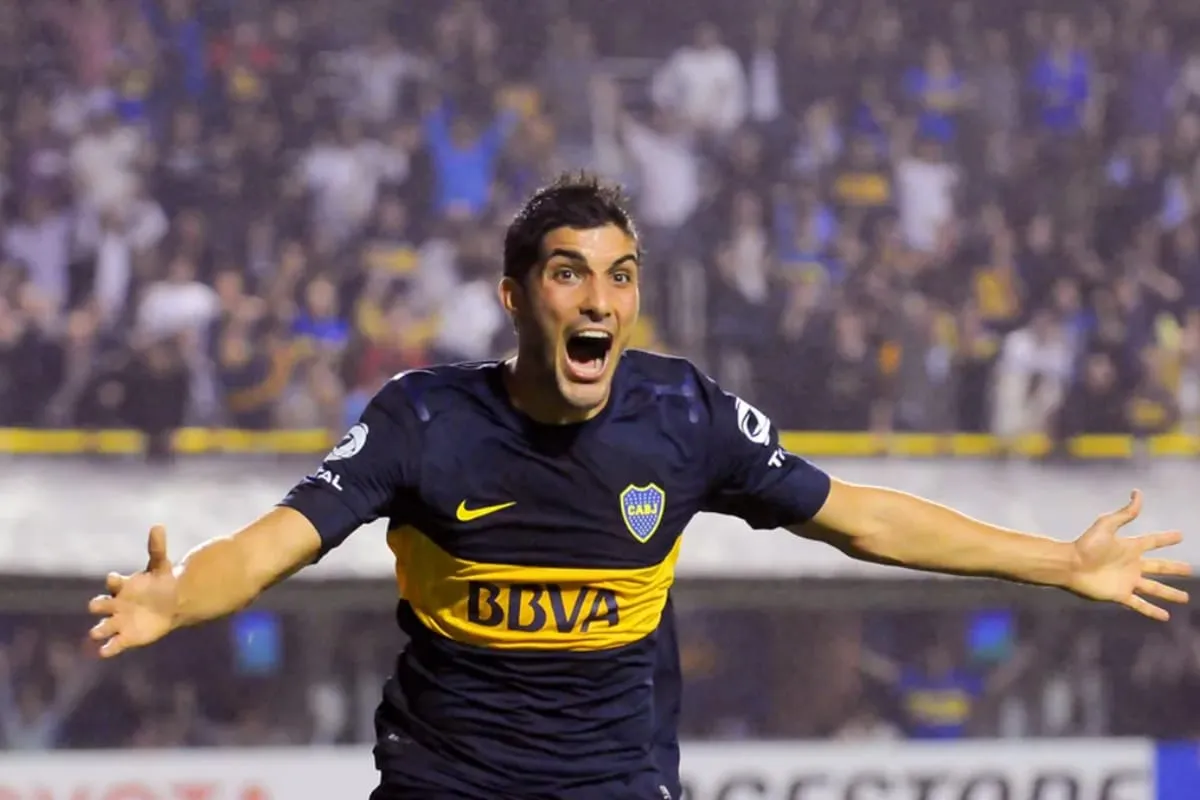 Nicolás Blandi festejando un gol en Boca