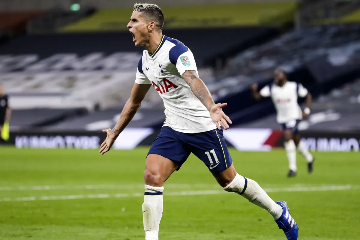 Erik Lamela gritando un gol con la camiseta de Tottenham