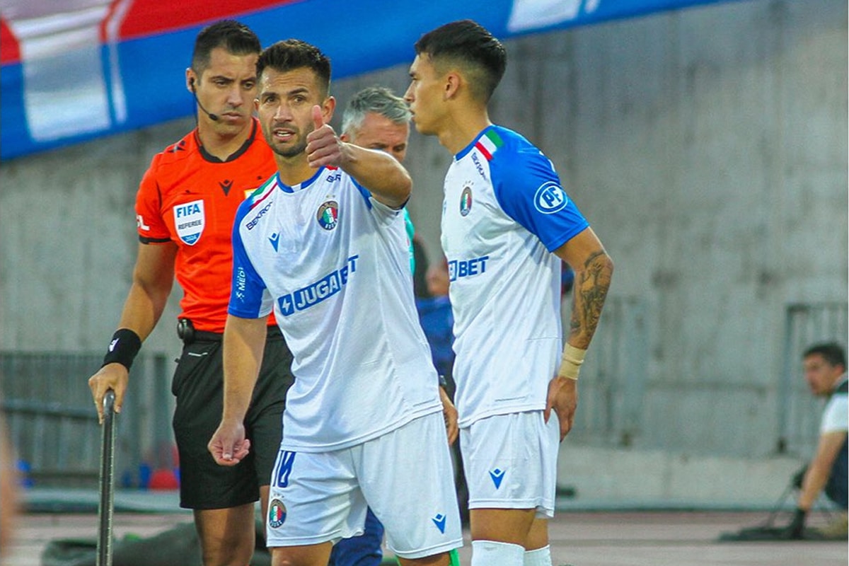 Dirigió a la U de Chile, a la Sub-17, a Ñublense y asumiría en Audax Italiano