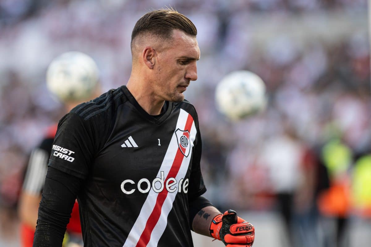 Franco Armani atajando para River
