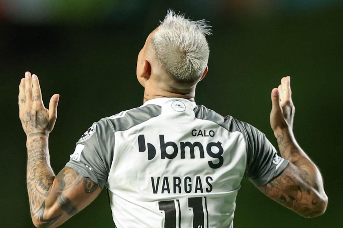 Eduardo Vargas anotó 2 goles en el empate de Atlético Mineiro e hizo historia