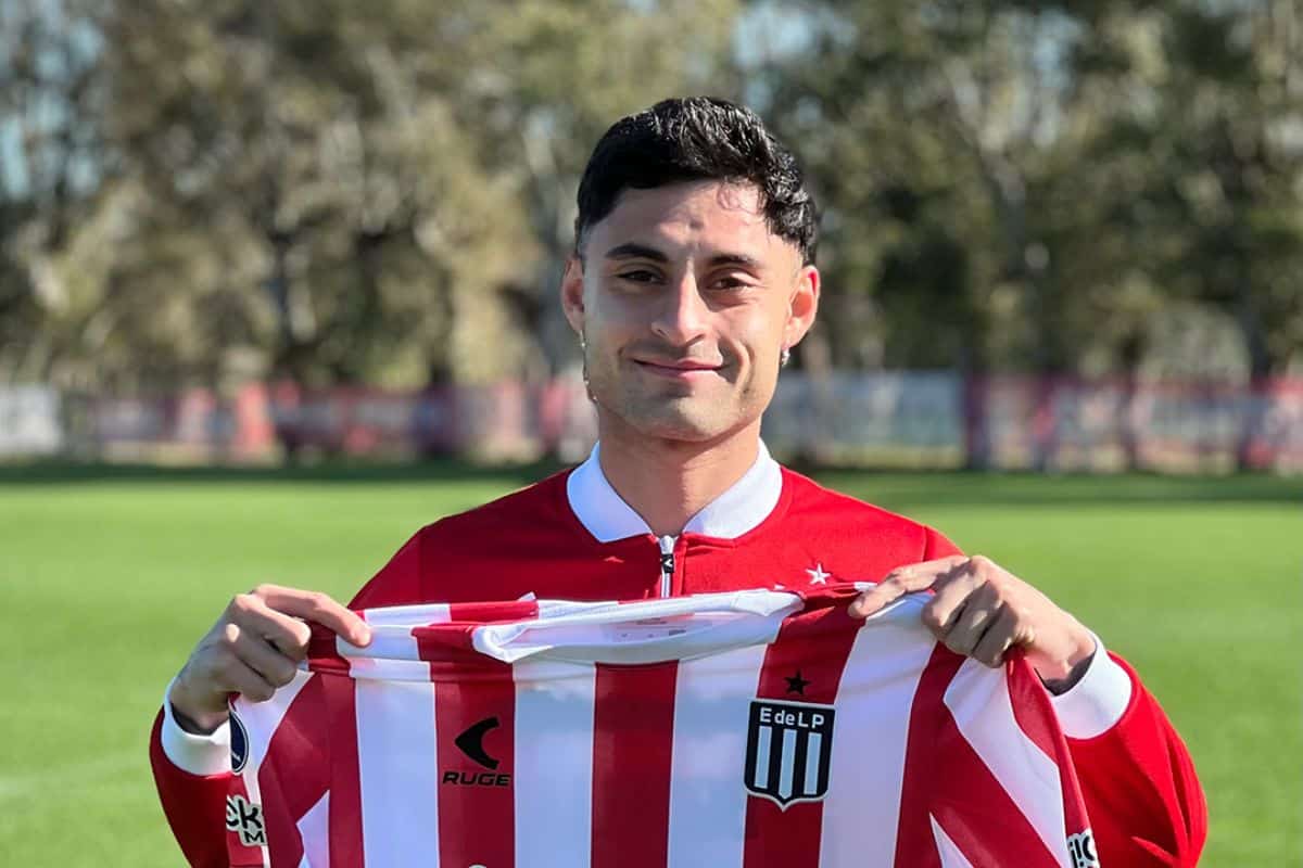 La emoción de Javier Altamirano al levantar el trofeo de campeón en Argentina