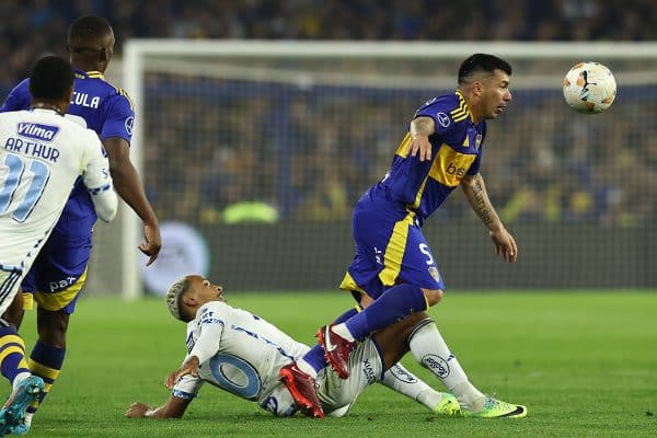 Gary Medel defendiendo para Boca