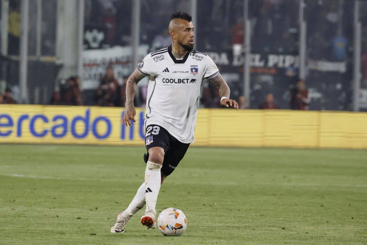 Arturo Vidal jugando para colo colo
