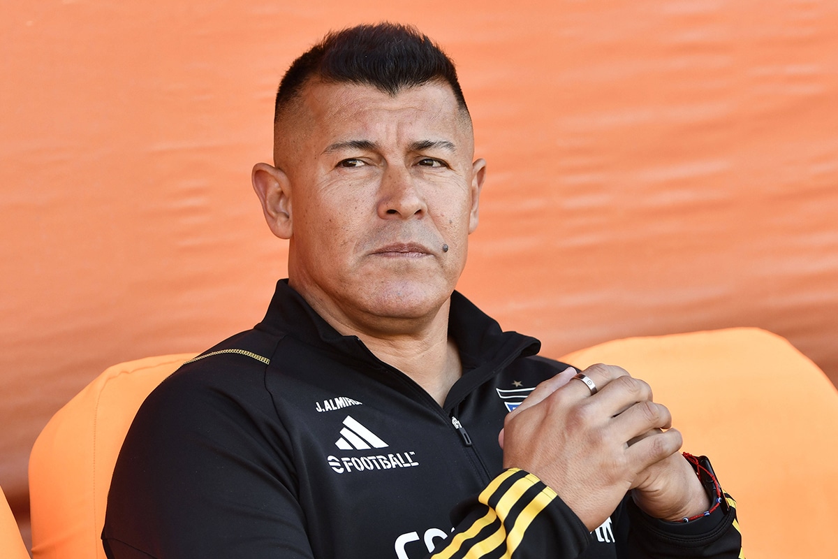 Jorge Almirón dirigiendo para Colo Colo
