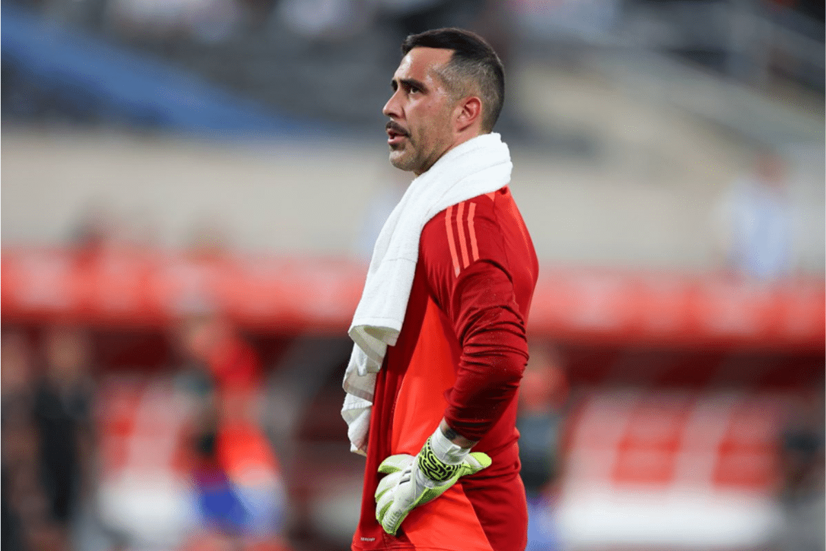 Claudio Bravo confirmó su futuro tras los rumores de regreso a Barcelona