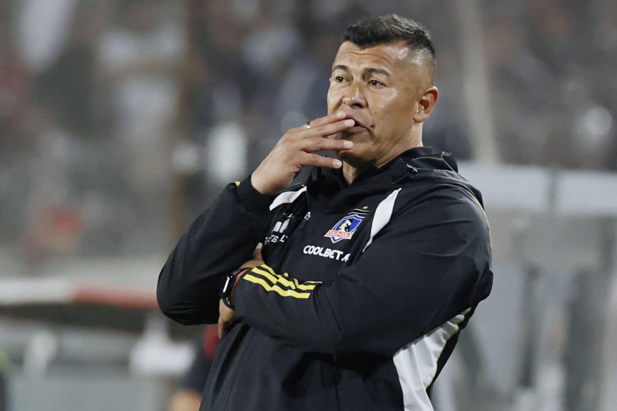 Jorge Almirón dirigiendo