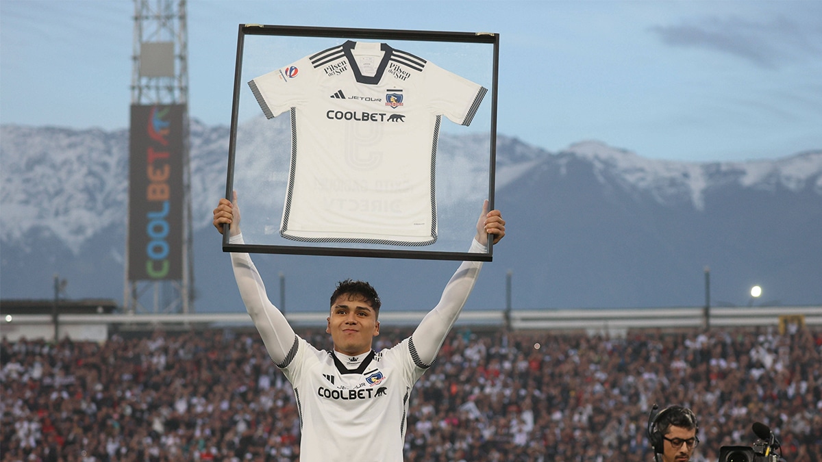 Damián Pizarro recibiendo un homenaje en Colo Colo