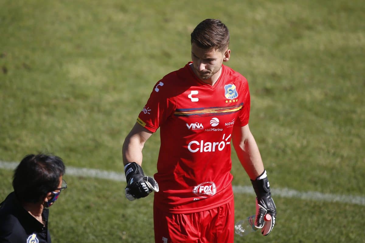 Francisco Torgnascioli atajando para Everton