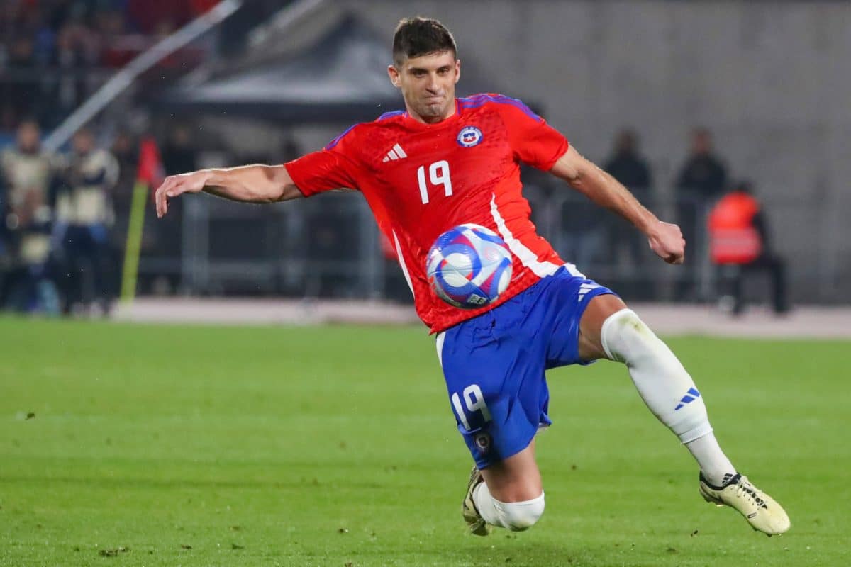 Benjamín Kuscevic despejando en un partido de la Selección Chilena