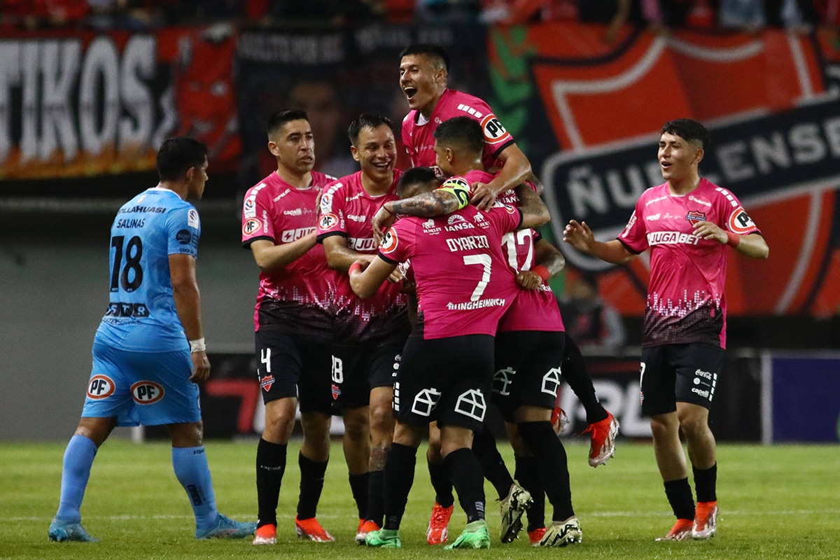 Ñublense festejando un gol