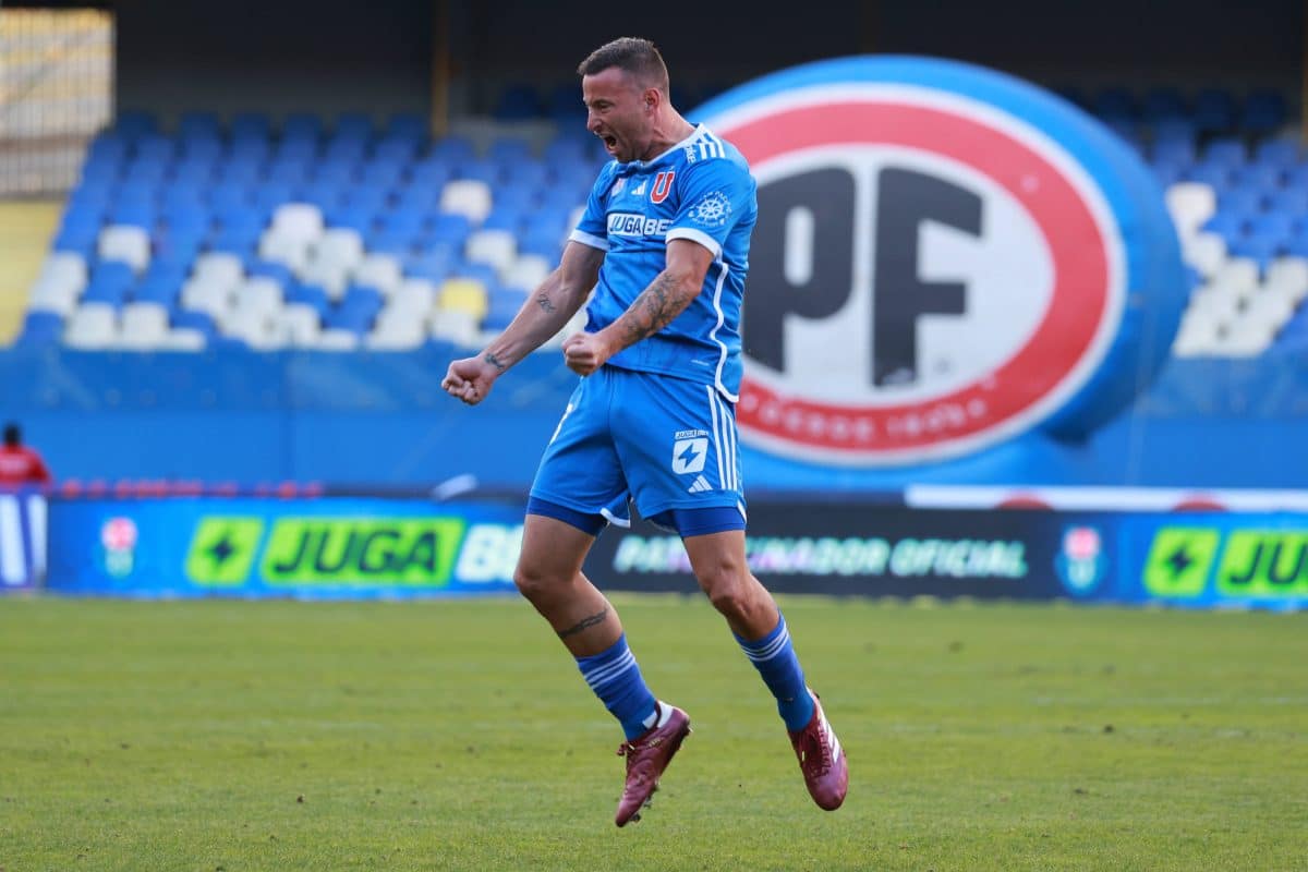 Luciano Pons celebrando un gol con U de Chile