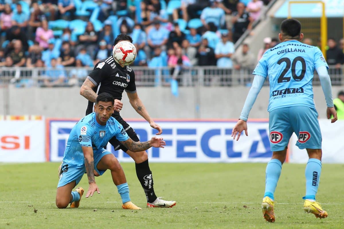 Yonathan Andía despejando para Iquique