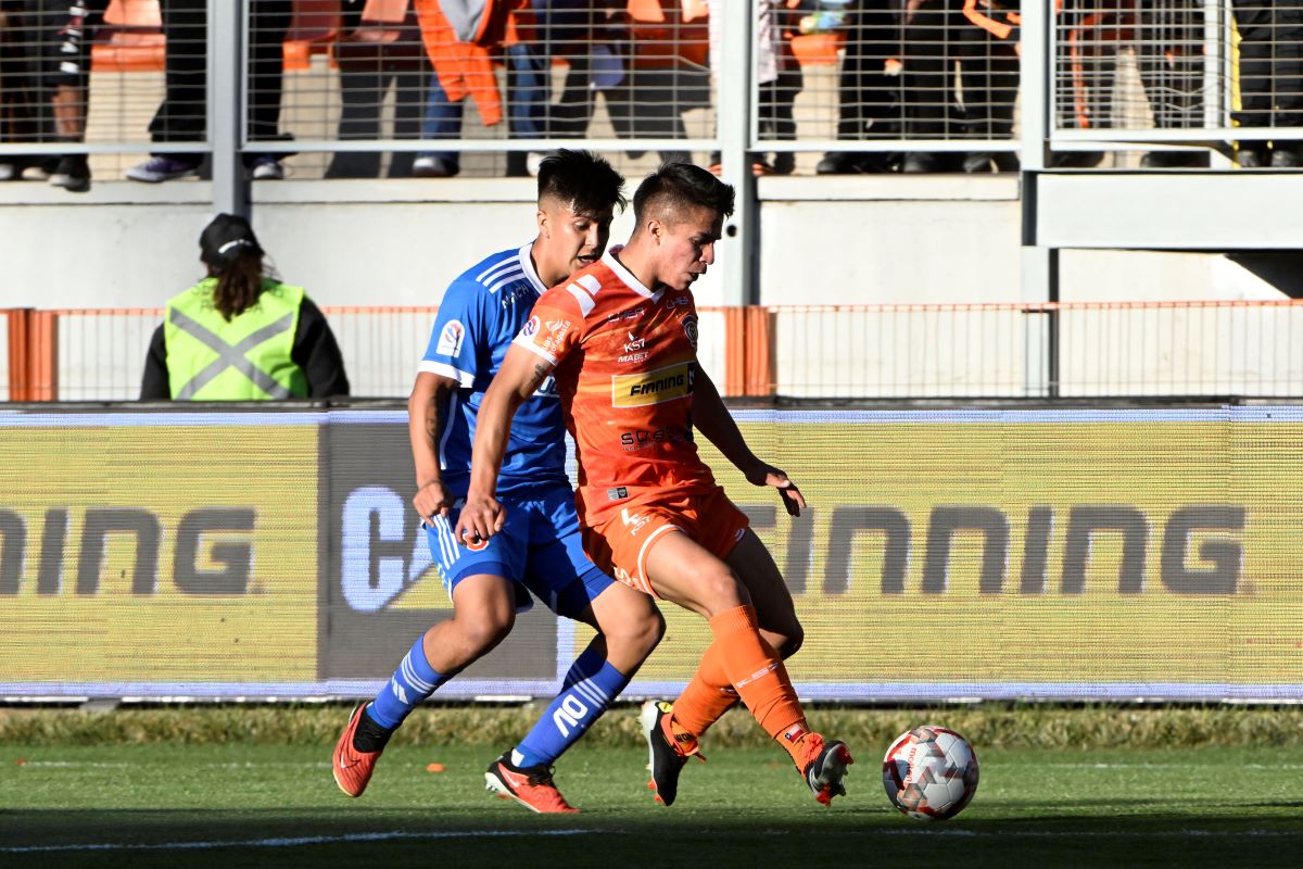 Jorge Espejo seguido por Audax Italiano