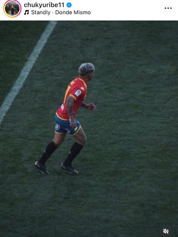 Ariel Uribe posteando en Instagram