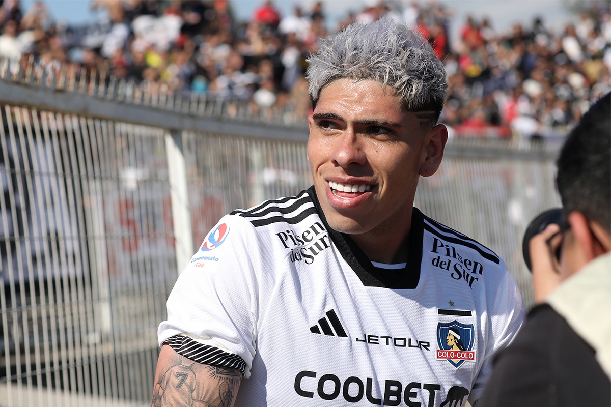 Carlos Palacios sonriendo con Colo Colo