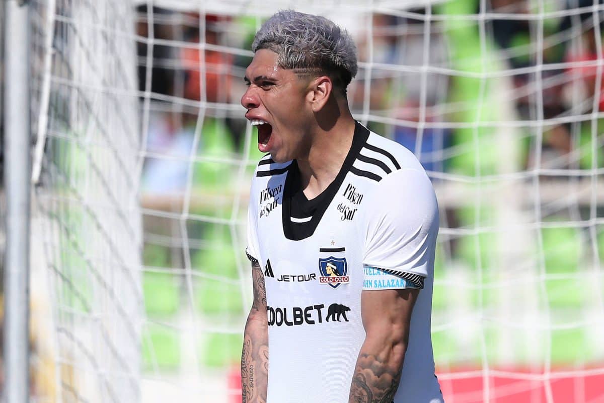 Carlos Palacios festejando un gol en Colo Colo
