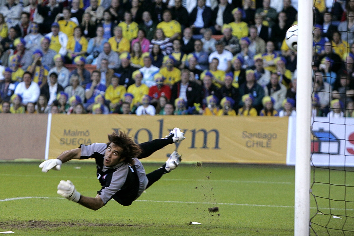 Claudio Bravo volando en Real Sociedad