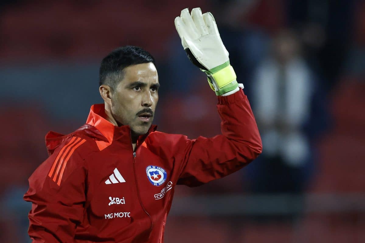 Refuerzos Colo Colo: la salida de Brayan Cortés motoriza el regreso de Claudio Bravo al fútbol profesional