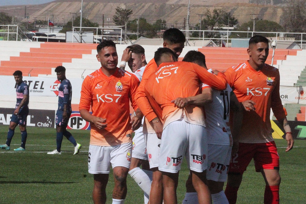 Cobresal festejando el gol
