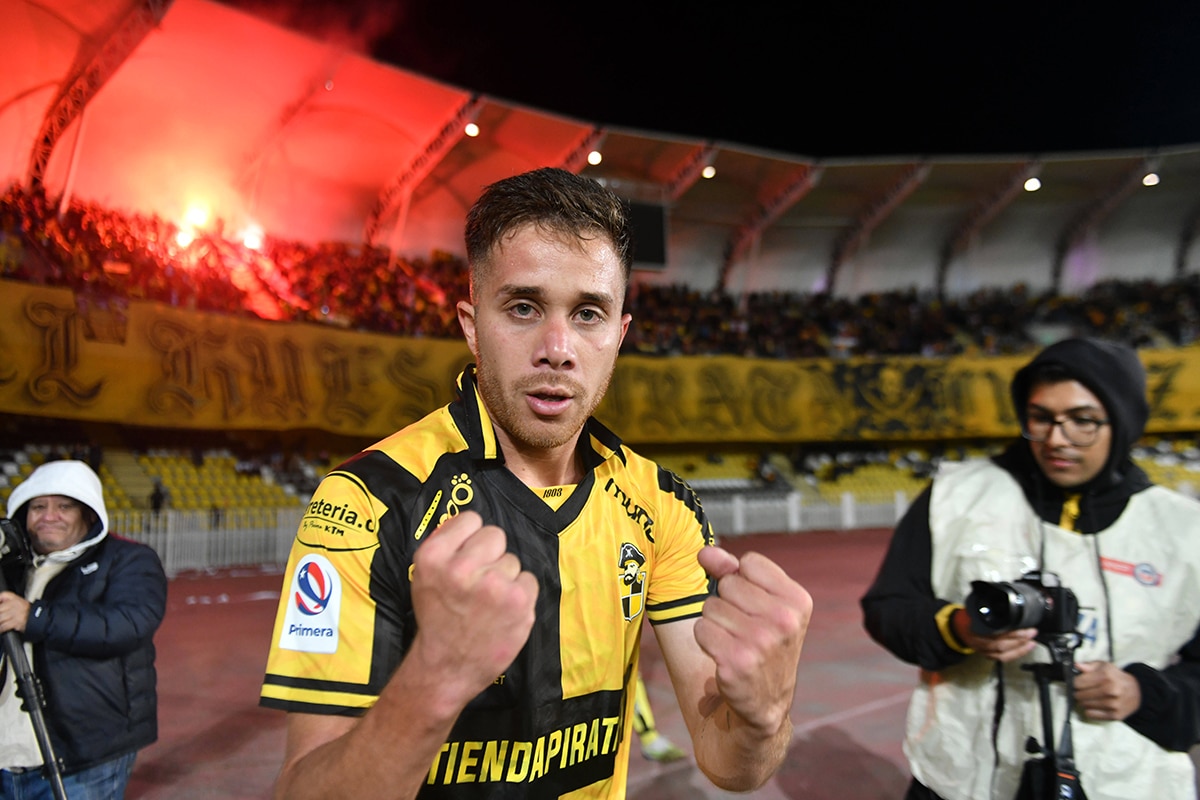 Cristopher Barrera festejando un gol