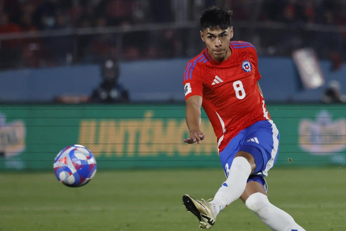 Darío Osorio tirando en la Selección Chilena