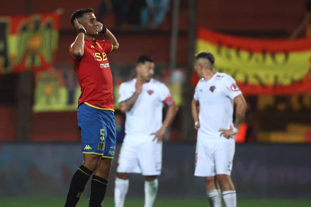 Diego González festejando un gol