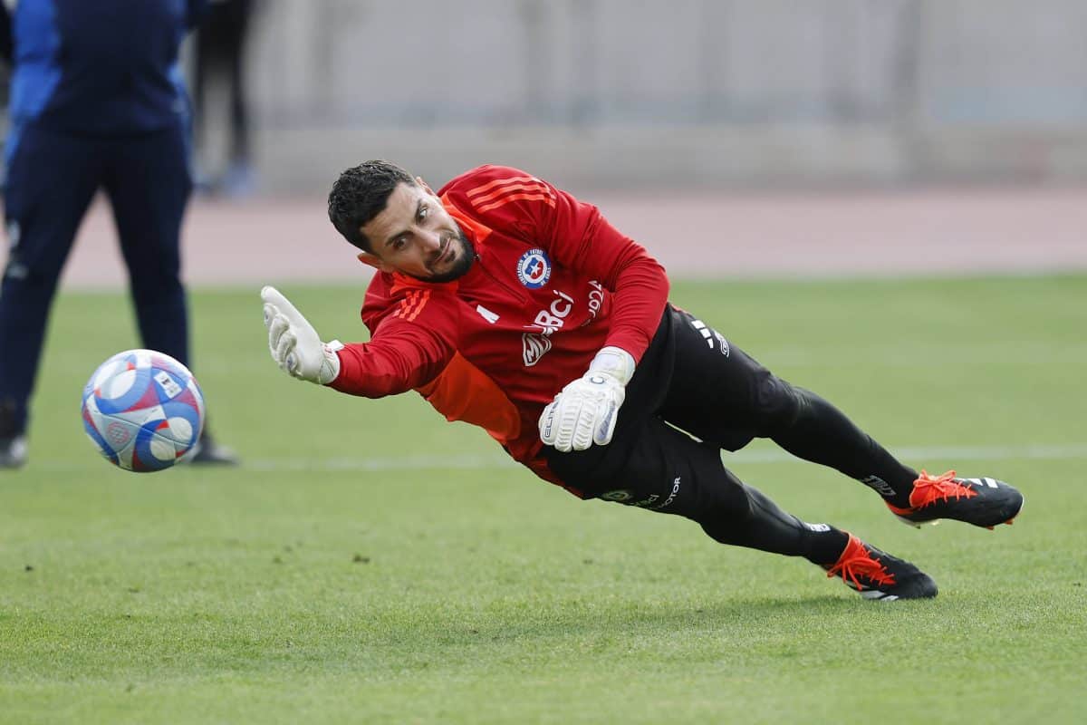 Gabriel Arias atajando para la Selección Chilena