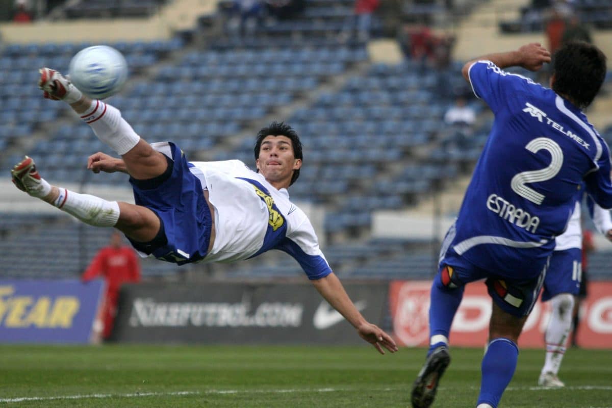 Gary Medel "tirando" una volea