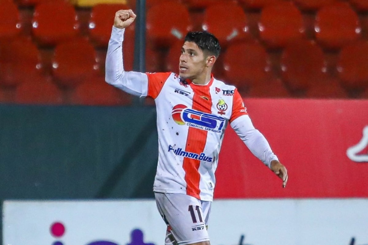 Gastón Lezcano festejando un gol
