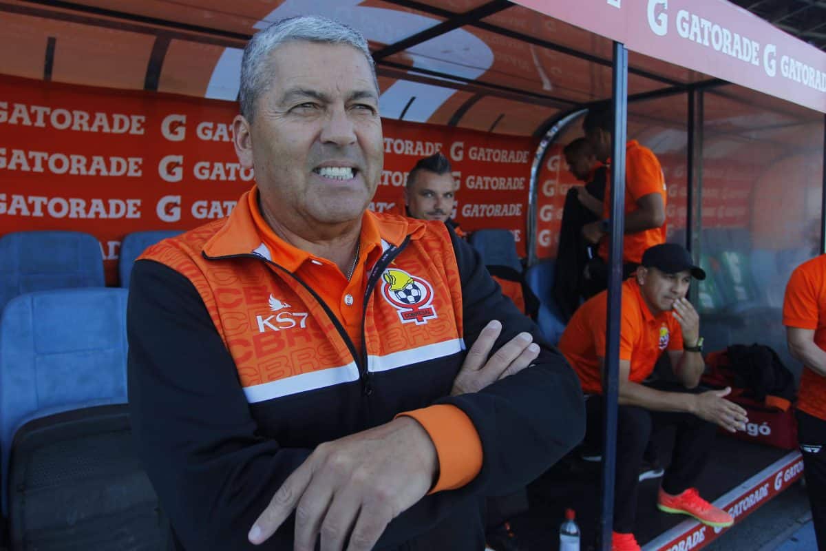 Gustavo Huerta dirigiendo a Cobresal