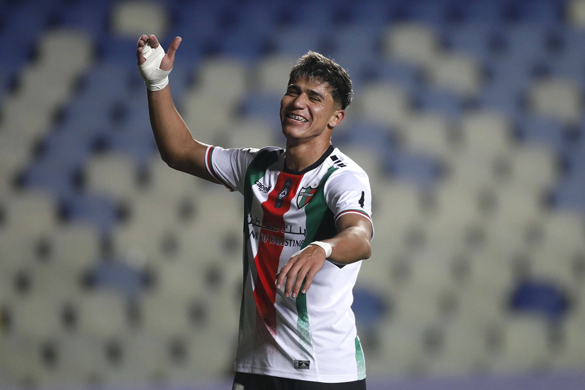 Iván Román festejando en Palestino