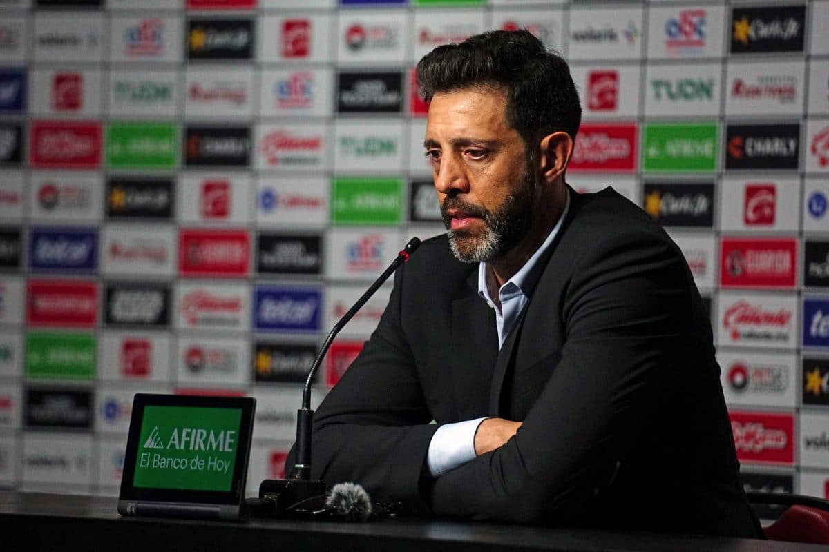 Jorge Bava en conferencia de prensa