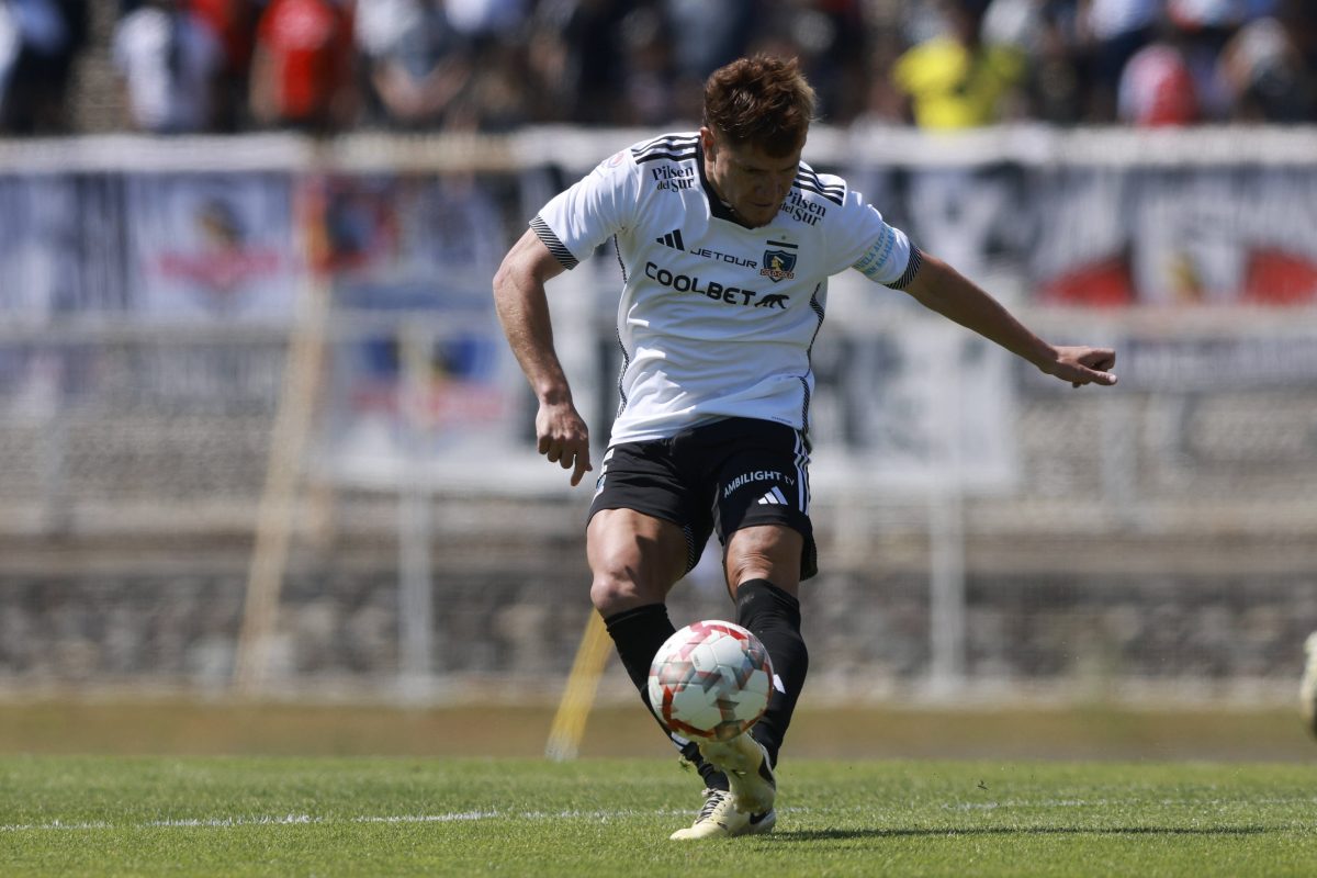 Leonardo Gil pateando