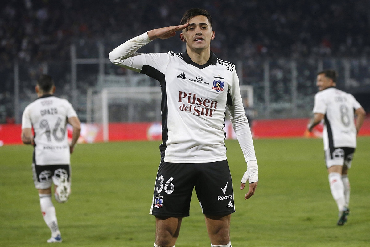 Pablo Solari celebrando gol en Colo Colo