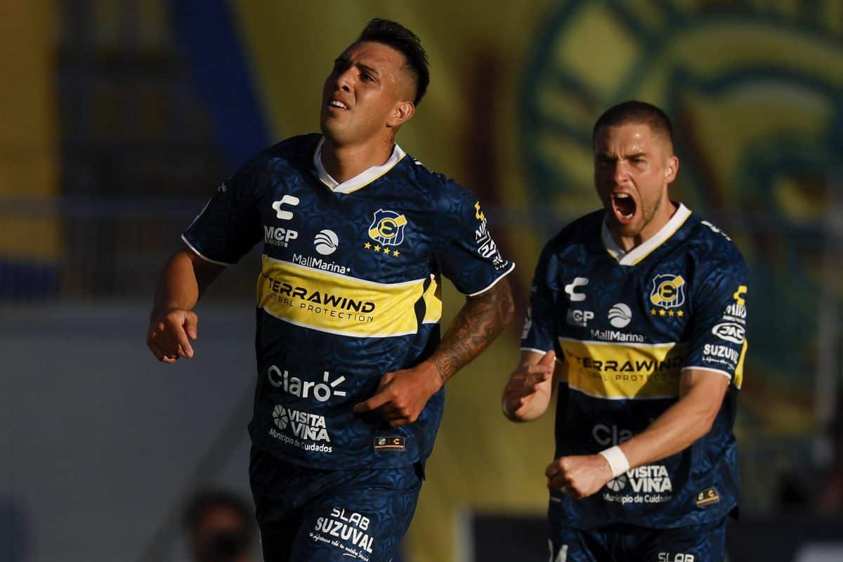 Rodrigo Contreras festejando gol en Everton