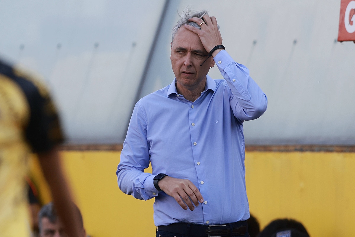 Tiago Nunes dirigiendo en la UC