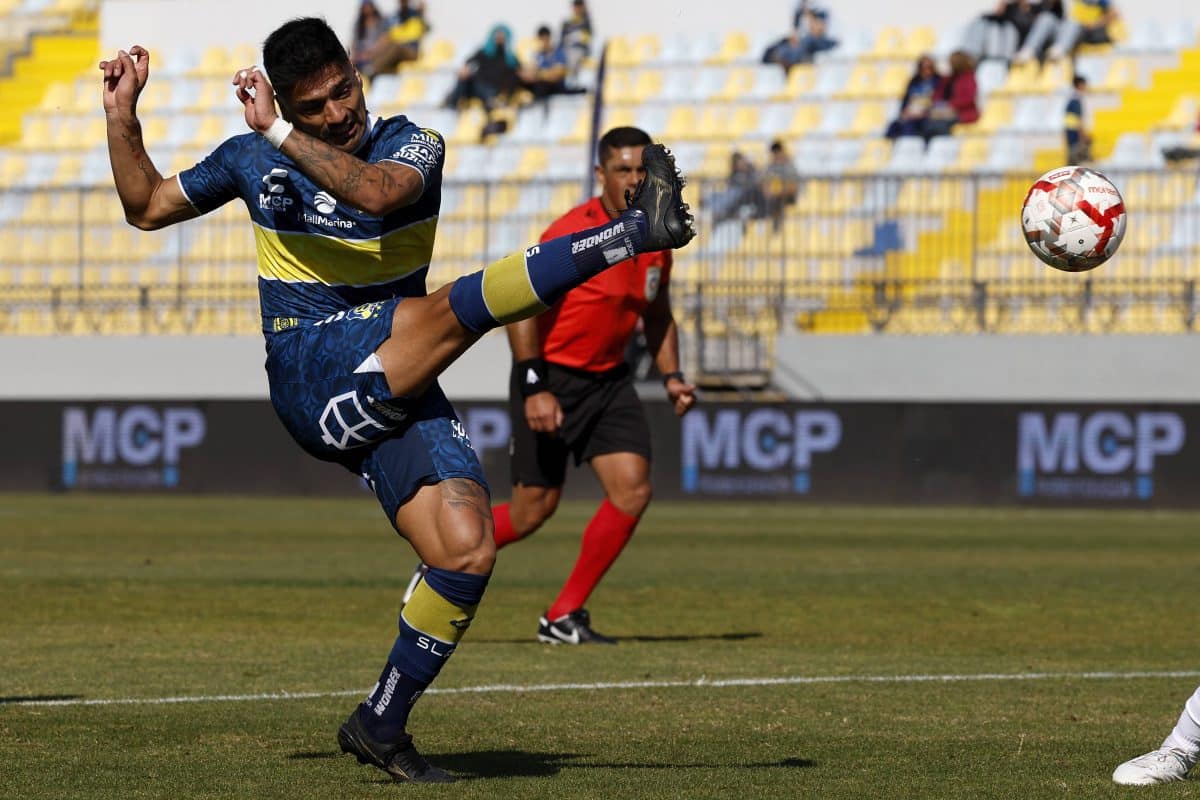 Felipe Campos jugando para Everton
