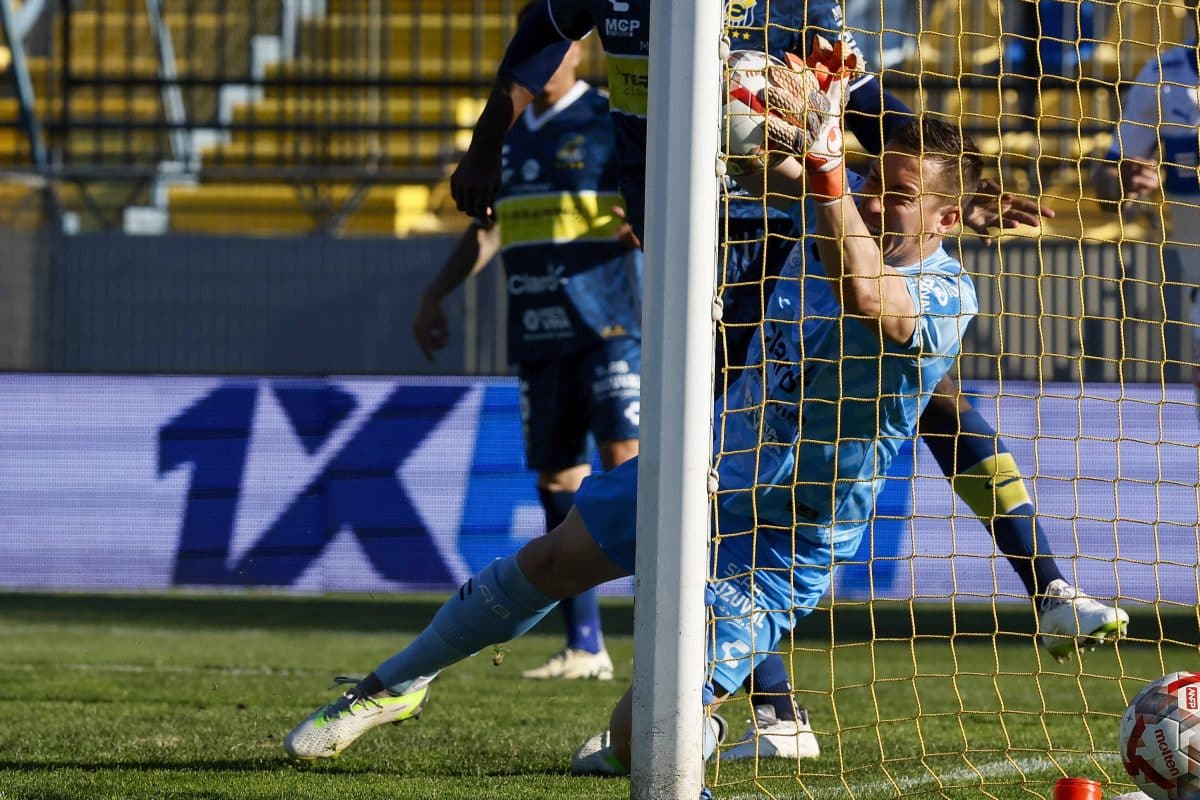 Ignacio González tapando gol en Everton