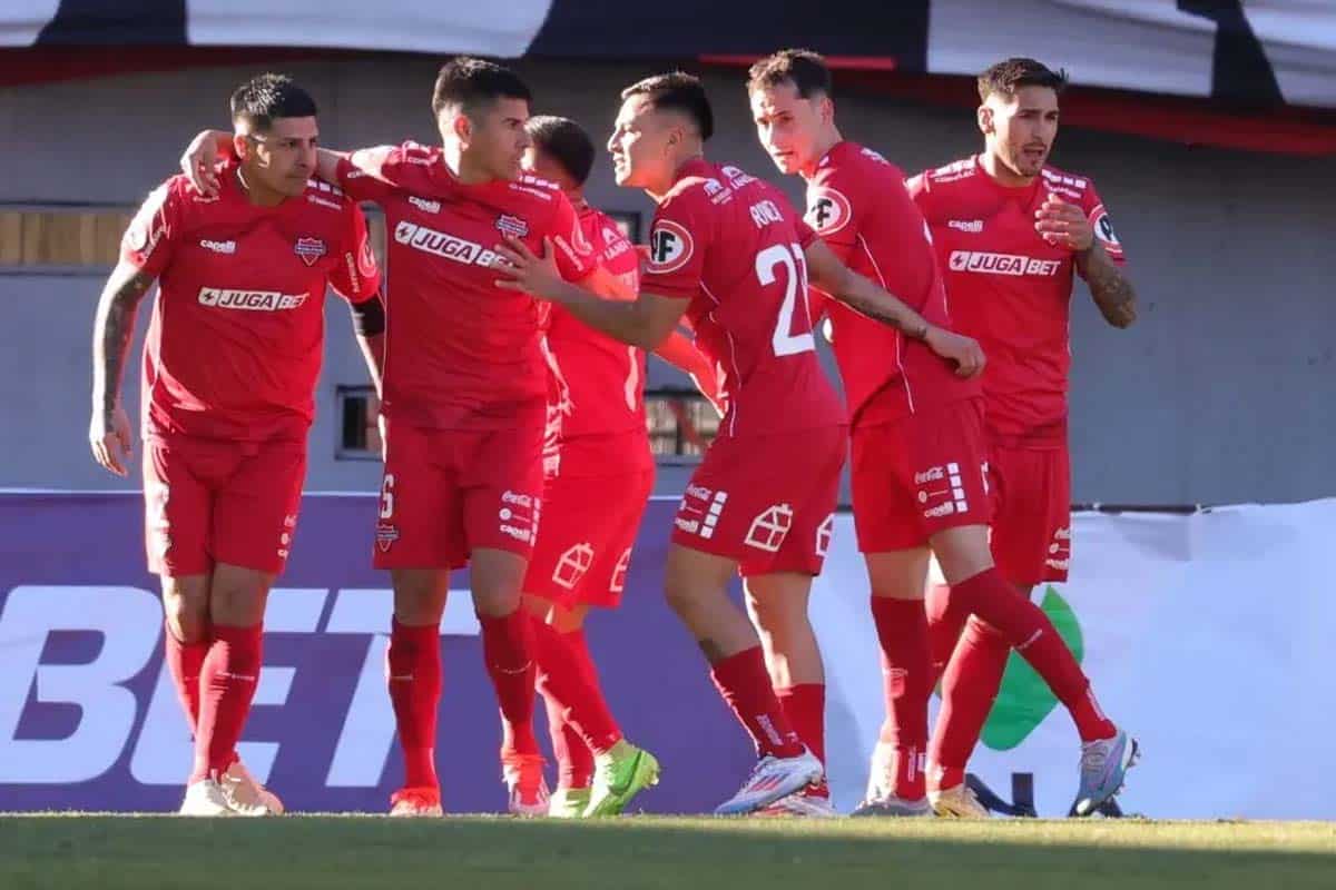 Refuerzos Ñublense: el hijo de una figura del fútbol chileno llegará a Chillán