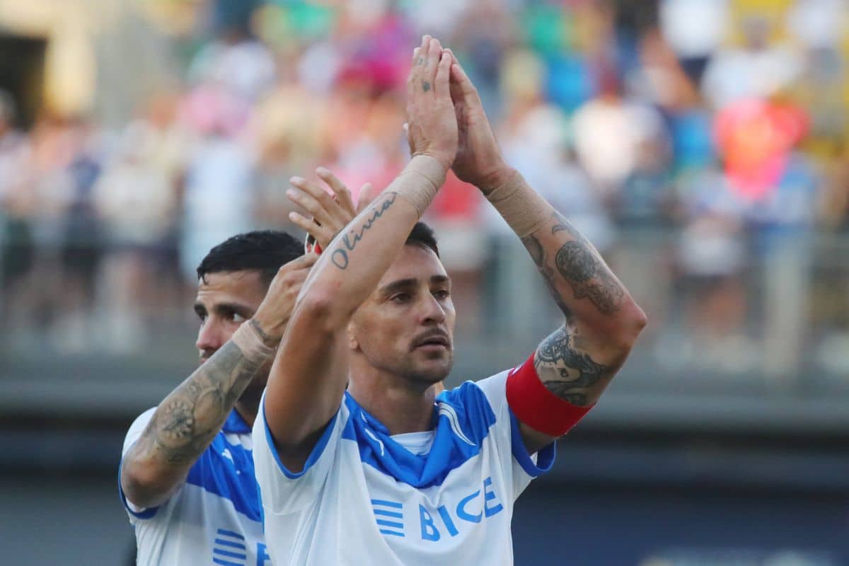 Refuerzos UC: Cruzados tiene el anhelo de fichar a otro formado en casa que está fuera de Chile