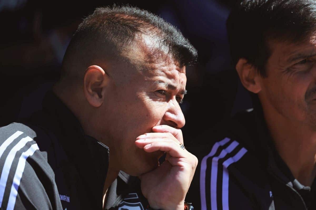 Jorge Almirón y un mal comienzo de año en Colo Colo: los motivos detrás de su “cambio”