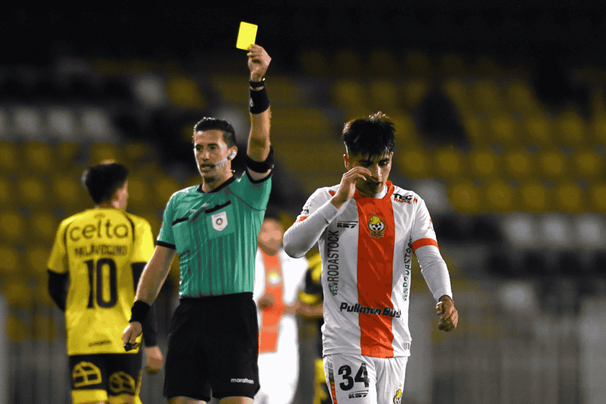 Los 5 fichajes que más tarjetas amarillas han recibido en el Campeonato Nacional