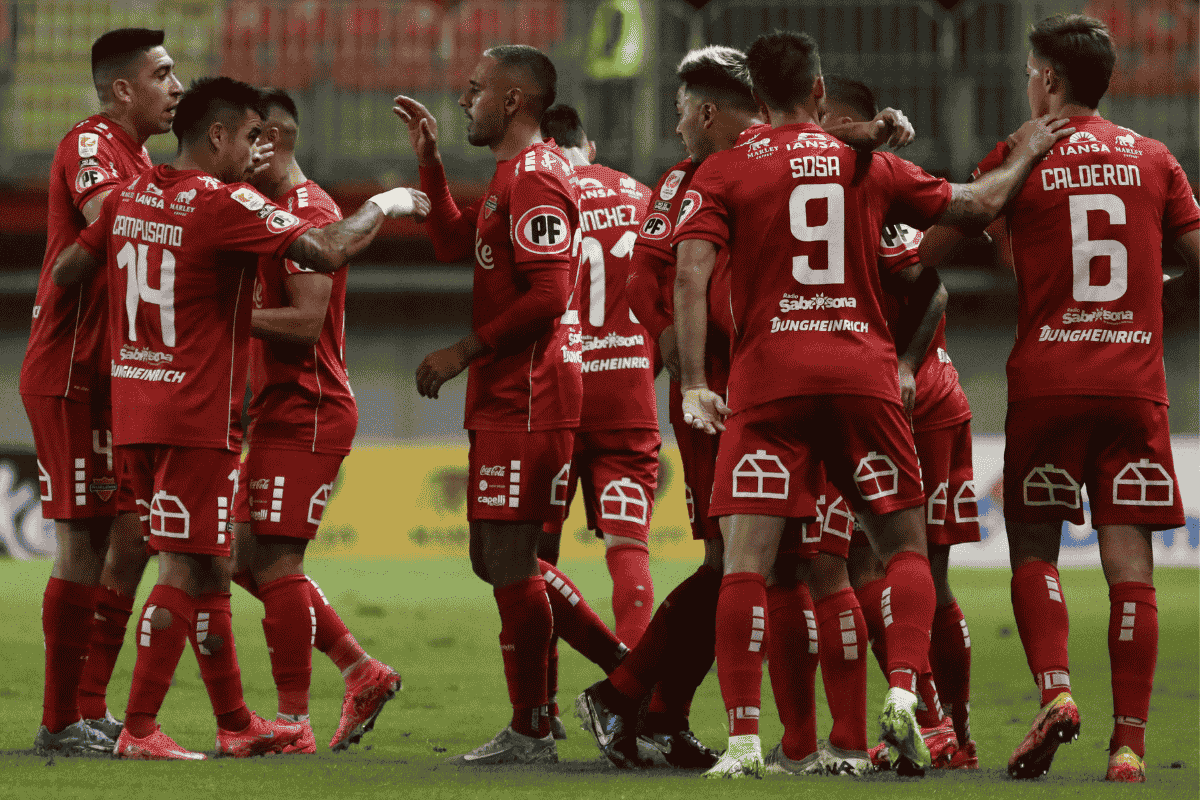 Refuerzos Ñublense: los Diablos Rojos cumplen un mes y medio sin entrenador confirmado y ya tienen un plan para suplir a Arrué