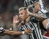 Juliana Peixoto, pareja de Eduardo Vargas, aclaró el futuro del jugador: “Todo es normal”