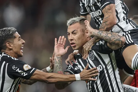 Juliana Peixoto, pareja de Eduardo Vargas, aclaró el futuro del jugador: “Todo es normal”
