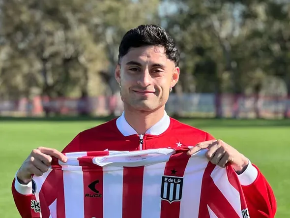 La emoción de Javier Altamirano al levantar el trofeo de campeón en Argentina