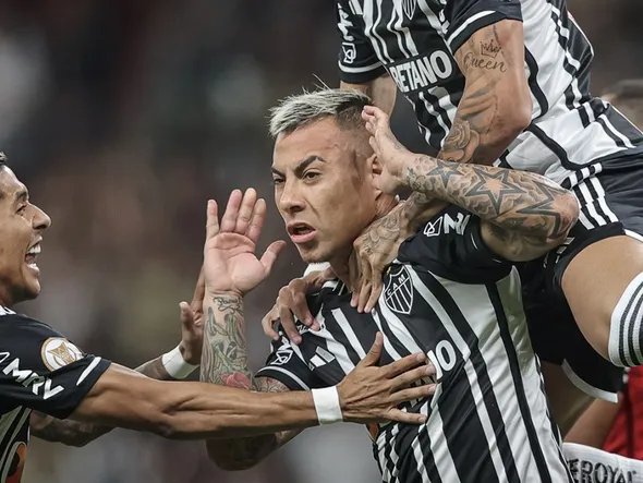 Juliana Peixoto, pareja de Eduardo Vargas, aclaró el futuro del jugador: “Todo es normal”