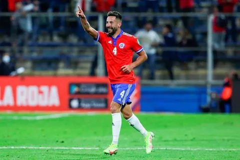 Mauricio Isla demostró ante River Plate la razón de por qué fue nominado a La Roja
